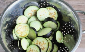 After this time, rinse the eggplants well under running water and remove excess water with a napkin or leaving them in a colander.