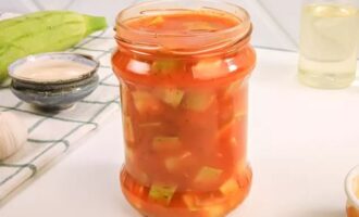 Esteriliza el frasco con la tapa. Coloca los calabacines en un frasco, vierte la salsa y ciérralo bien.Enfríe el calabacín cocido en salsa de tomate boca abajo y debajo de una toalla, y luego guárdelo en un lugar de almacenamiento. ¡Buena suerte y deliciosas preparaciones!