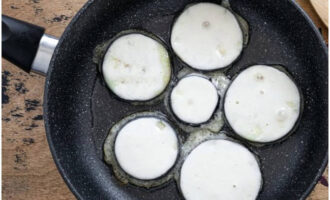 Frite o vegetal em óleo de girassol aquecido até ficar crocante e depois enxugue-o com guardanapos, removendo assim o excesso de gordura.