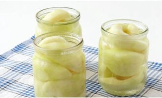 Pour boiling water over the pears.