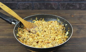 Add some of the squash pulp to the minced meat. Add sour cream, tomato paste, salt and pepper. Stir and simmer for a couple more minutes.