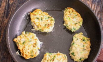 Hetta upp en stekpanna med vegetabilisk olja. Vi formar snygga små kotletter av köttfärsen och lägger dem i en stekpanna. Stek tills de är gyllenbruna på alla sidor.