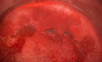 Despeje o suco de tomate em uma panela grande e leve para ferver. No processo removemos a espuma.