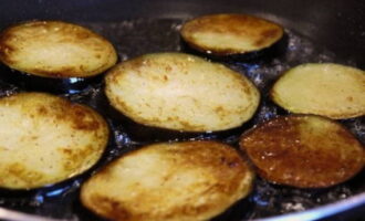 Frite as berinjelas até dourar dos dois lados. Cozinhe em óleo vegetal aquecido.