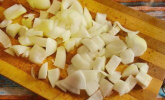 Chop the onion as desired.