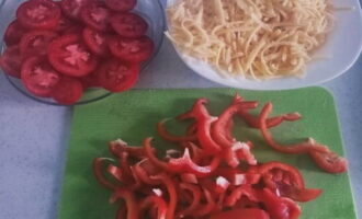 Grind the cheese on a grater. Peel the garlic, rinse the herbs and wash the chicken breast. We scroll the listed components through a meat grinder.