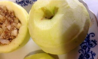 Fill the space inside the fruit with the nut-honey mixture and cover with the tops.