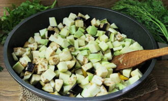 Tillsätt zucchini och aubergine. Stek på hög värme i ytterligare 2-3 minuter.