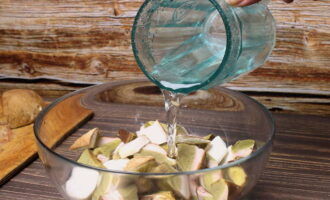 Descargamos las setas porcini en un recipiente grande y las llenamos de agua.