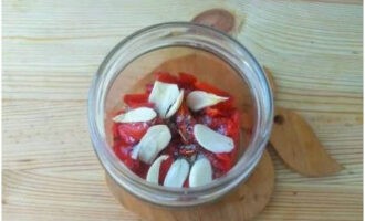 Cut the peeled garlic into petals and sprinkle on top.