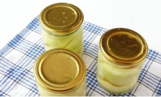 Cover the jars with lids and after 7 minutes pour the liquid into the pan.