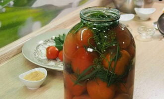 Mix the marinade again and pour it into the jar, leaving one centimeter free at the top.