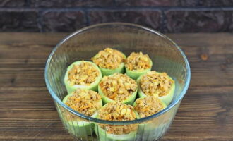 Next, stuff the zucchini with minced meat and place it in a baking dish. If you want the treat to be softer, first soak the vegetable in salted water for 5 minutes.