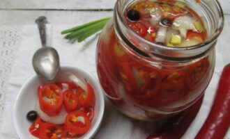 Los pimientos picantes en escabeche están listos para el invierno en frascos. Conservar en un lugar fresco y oscuro.