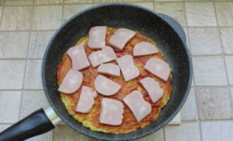 After cutting the ham, distribute it over the greased surface.