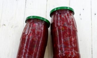 Pour the dressing into sterile jars and roll them up, place the containers upside down and wrap them in a blanket for a day.