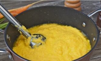 Mix the ingredients with an immersion blender until smooth and simmer on low heat under the lid for 60 minutes.