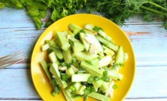 Disposez la salade sur un plat de service et commencez le repas. Bon appétit!