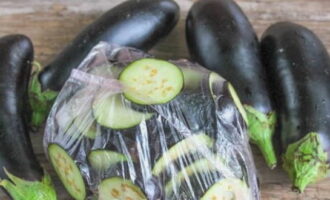 Close the bag tightly, because eggplants easily absorb the odors of other foods, and put them in the freezer.