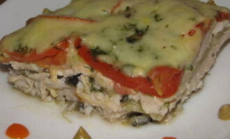 Chicken with eggplants and tomatoes is ready in the oven. Divide into portions and serve!