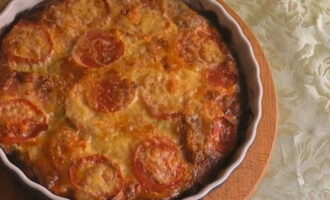 Leave the baked pizza in the pan for a few minutes to cool slightly and retain its shape.