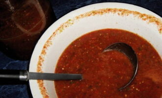 Distribute the hot sauce into pre-sterilized jars. Close with clean, dry lids.