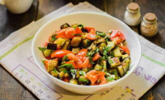 Espolvorear-ho tot amb sal i pebre negre, afegir una cullerada d'oli vegetal i barrejar suaument.