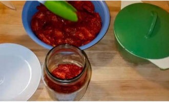 Then place the sun-dried tomato slices fairly tightly into the jars.