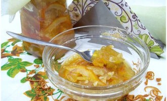 Após o terceiro cozimento, despeje a geléia de abobrinha preparada com laranja em potes limpos e secos para o inverno, feche bem as tampas e, após esfriar, transfira para armazenamento no porão ou despensa. Deixamos um pouco de geléia para degustação. Preparações deliciosas e de sucesso!