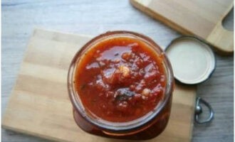 Divide the boiling sauce into sterilized jars using a wide-mouth funnel. To avoid getting burned, wear a mitten. Low jars can be conveniently heated in the microwave. Larger jars are sterilized over steam or in the oven.