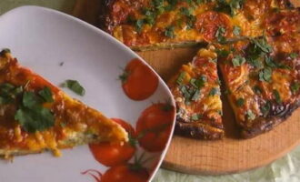 Then add arugula to the oven-baked zucchini pizza with sausage and tomatoes, cut into portions and serve for dinner. Bon appetit!