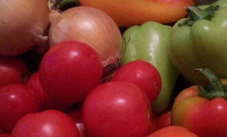 Comment préparer une salade de tomates et poivrons pour l'hiver ? Préparons les ingrédients nécessaires. Lavez et épluchez les légumes.