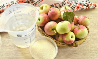 ¿Cómo preparar manzanas en almíbar para el invierno? Preparemos los productos necesarios: manzanas, azúcar y agua.