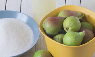 ¿Cómo preparar mermelada de color ámbar transparente con peras en rodajas para el invierno? Preparemos los ingredientes necesarios. Lavamos las peras bajo el agua.