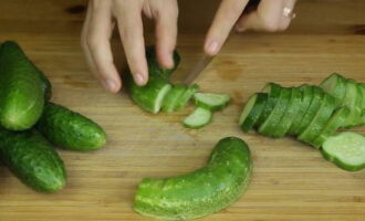 ¿Cómo preparar una deliciosa ensalada para el invierno? Enjuaga bien los pepinos frescos con agua fría y, si no son recién del huerto, puedes remojarlos en agua helada con un par de horas de antelación. Luego córtelos en círculos de no más de 0,5 cm de grosor.