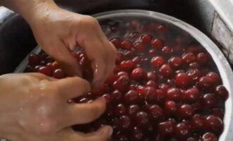 Hoe maak je een heerlijke compote, ongeacht de winter? De eerste stap is het voorbereiden van de kersen op conservering. Schil de bessen en spoel ze af met koud water.