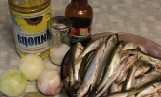 Sprat sangat mudah disediakan di rumah. Pertama sekali, nyahbeku dan basuh ikan, keluarkan sekam dari mentol.