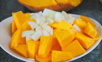 Ang pumpkin cream na sopas ayon sa klasikong recipe na may cream ay napakadaling ihanda. Hugasan ang kalabasa, alisin ang balat, panloob na sapal at buto.Pagkatapos ay i-cut ito sa mga medium na piraso. Balatan at gupitin ang sibuyas.