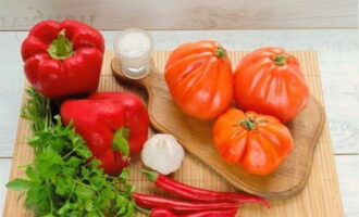 Como preparar adjika de pimenta e tomate sem cozinhar para o inverno? Coloque os ingredientes necessários sobre a mesa.