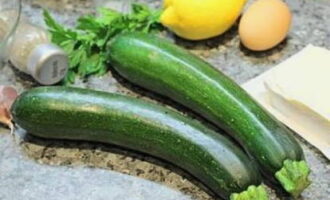 Zucchinipandekager er nemme at tilberede i ovnen. Vi forbereder de nødvendige ingredienser.Til pandekager anbefaler jeg at bruge unge frugter. Tænd straks ovnen for at forvarme. Indstil standardtemperaturen til 180°.