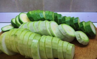 Courgette met mayonaise en knoflook in een koekenpan wordt snel en gemakkelijk bereid. We wassen de courgette en snijden ze in plakjes.