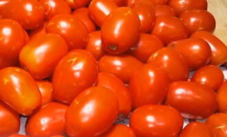 How to seal canned tomatoes in jars for the winter? We choose neat tomatoes without damage.