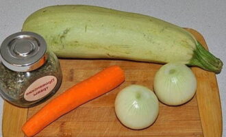 A sopa de abobrinha segundo a receita clássica é muito fácil de preparar. Vamos preparar todos os ingredientes. Lavamos os legumes e, se necessário, descascamos.