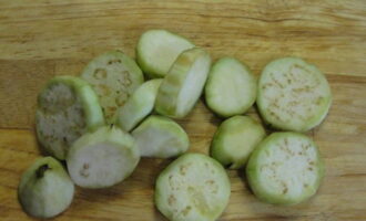 Eggplant casserole is very easy to prepare. Peel the eggplants, cut them into circles, add salt and leave for 30 minutes.