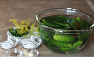 Preparar pepinillos en escabeche para el invierno es muy sencillo. Lavamos detalladamente los pepinos y los colocamos en un bol lleno de agua fría. Déjalo toda la noche. De esta forma el encurtido quedará crujiente y muy apetecible. Lave bien las verduras. Pelar el ajo. Lava bien los frascos y las tapas. Esterilizamos mediante el método habitual.