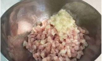 Kurze can be easily prepared at home. For minced meat, grind the chicken through a meat grinder. We also scroll through the peeled onions.