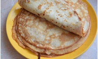 ¿Cómo preparar un delicioso relleno para panqueques? Horneamos las tortitas y comenzamos a preparar el relleno.