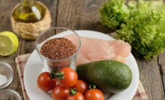 L'amanida de quinoa és molt fàcil de preparar. Preparem els productes necessaris.