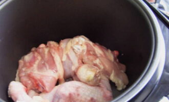 Cooking chicken in a slow cooker is very simple. We wash the bird well, dry it and chop it into pieces. You can use any part of the chicken. The pieces should be medium in size so that the cooking process is even. Place the bird in the multicooker bowl.