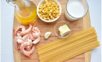 How to cook delicious linguine? Let's prepare the necessary ingredients. Pre-clean the shrimp if necessary.